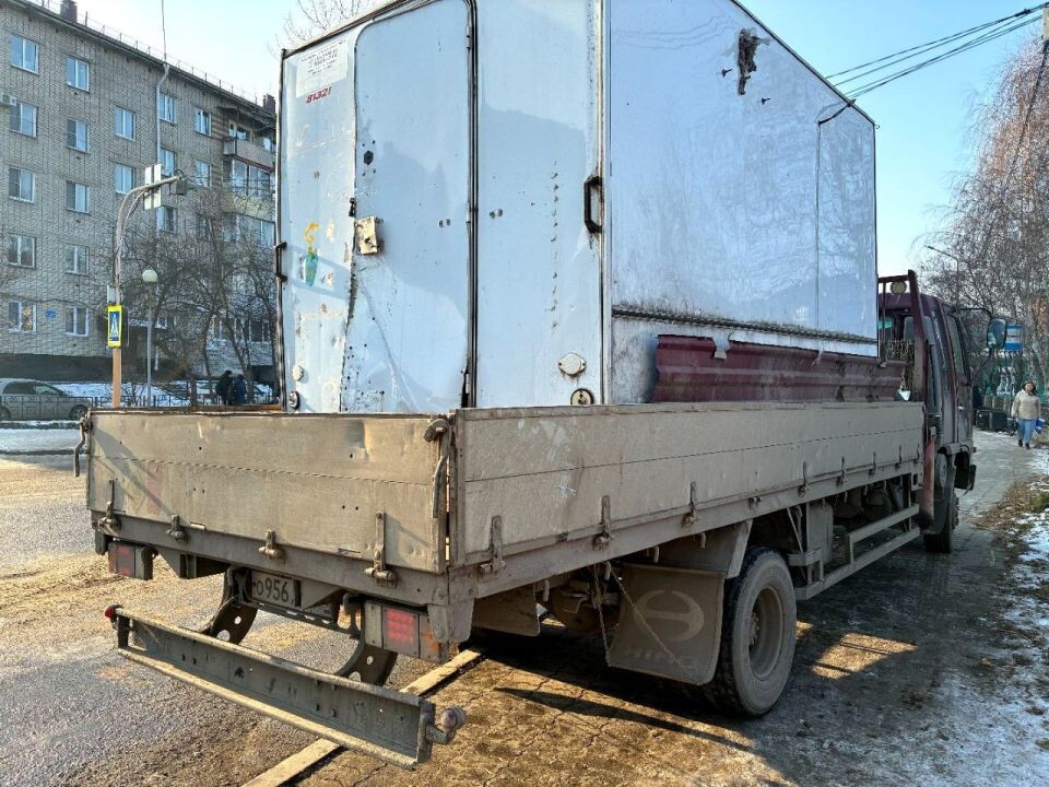    Демонтаж нелегального киоска в Горно-Алтайске. Источник: t.me/OlgaSafronovaofficial