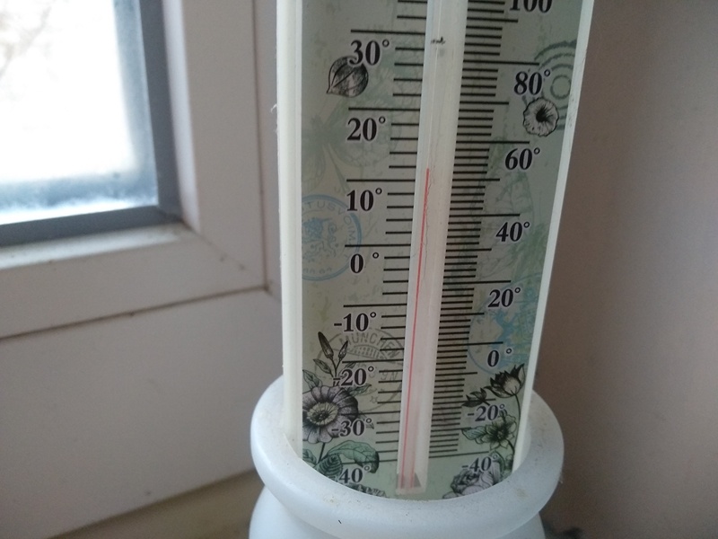 Термометр в холодном коридоре дома находится постоянно
