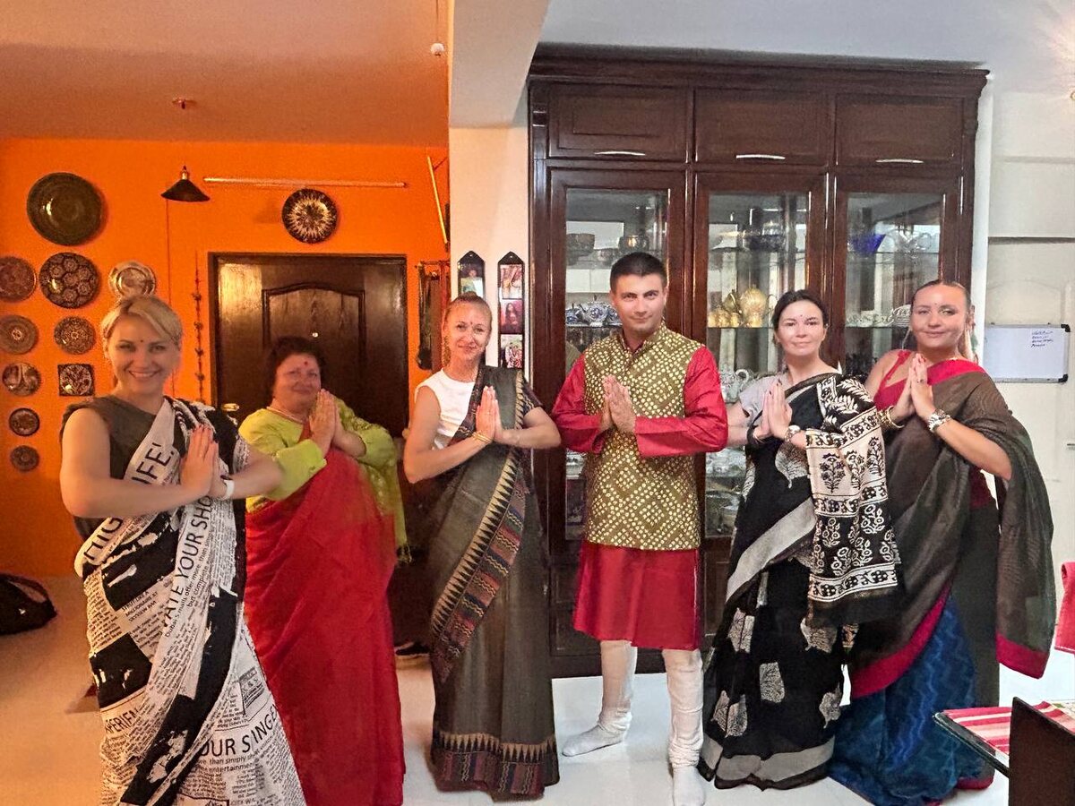 Особняк индийского экскурсовода Анжу, где всех участников тургруппы нарядили в сари и учили танцевать