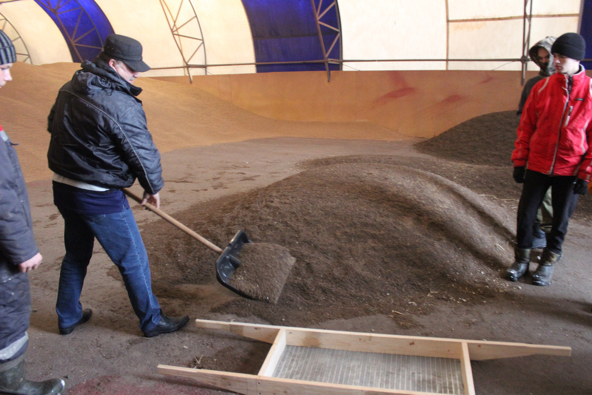 Олег Синин показывает школьникам фронт работ 