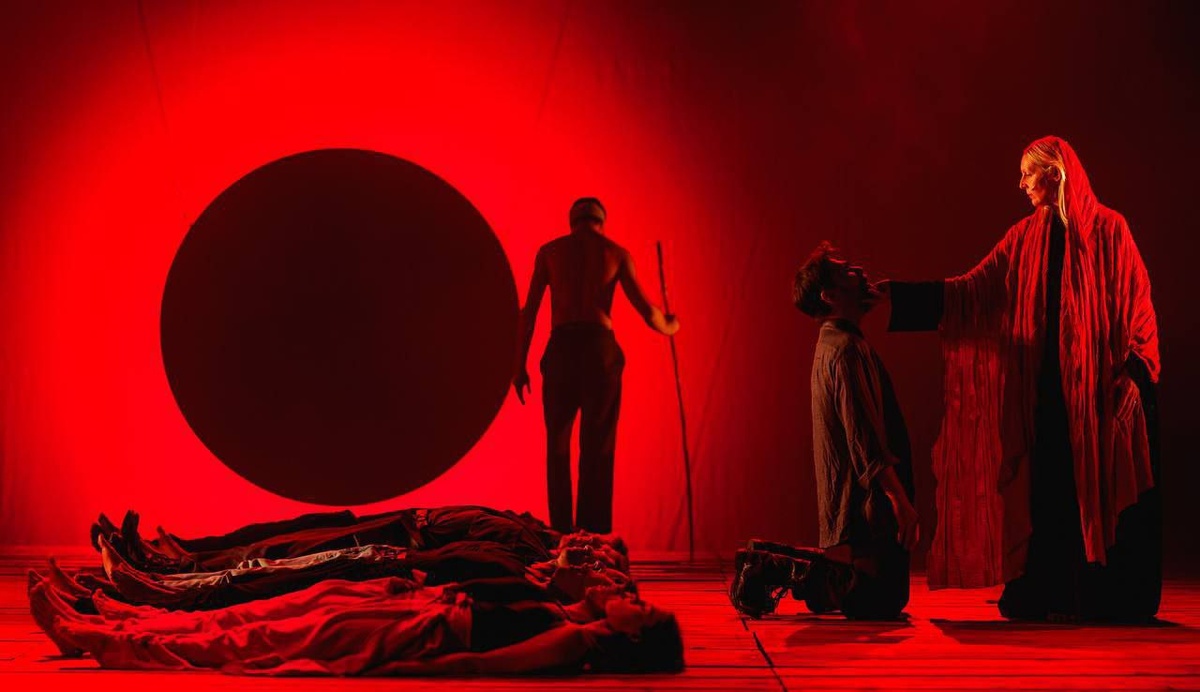 Сцена встречи Одиссея (Константин Телегин) с матерью (Ирина Кривонос) в царстве Аида.  Фото Василия Вагина