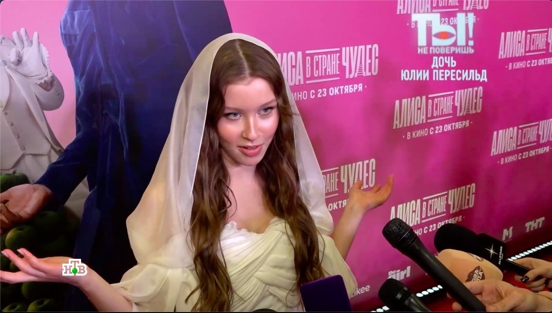 Анна Пересильд отвечает на вопросы журналистов. Фото Яндекс.Картинки. 