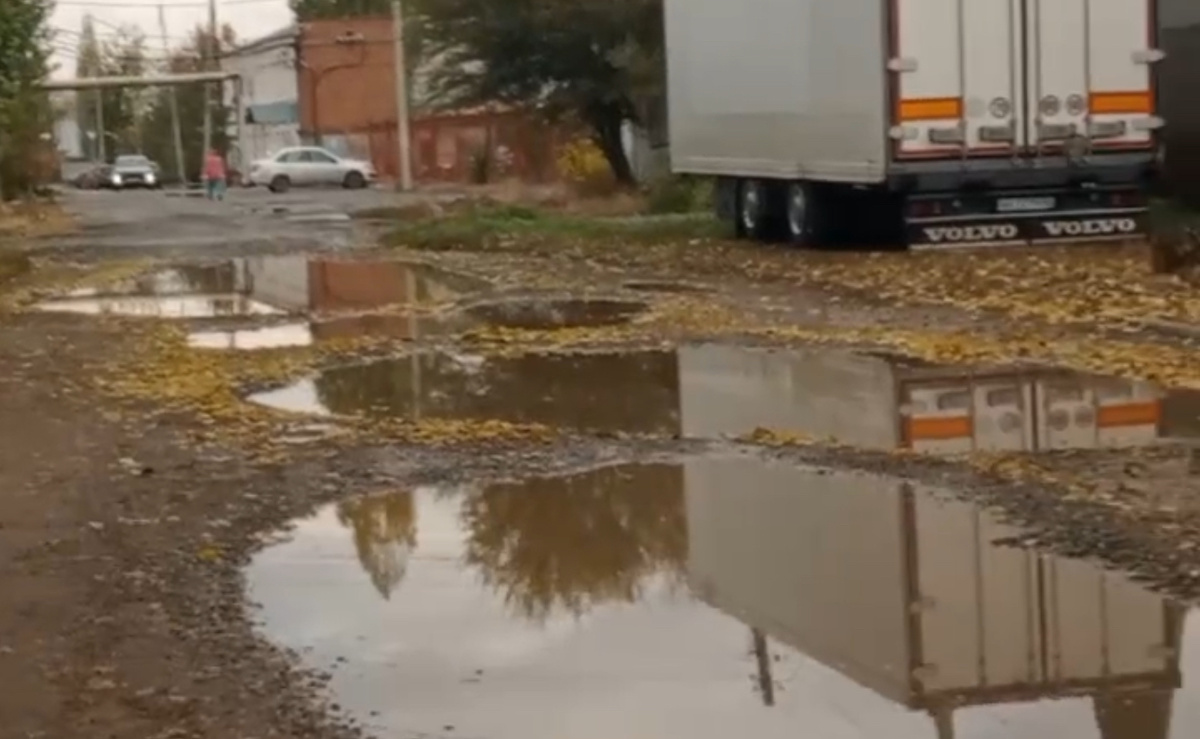    В Оренбурге жители переулка Чулочного жалуются на дорогу: Власти обещают начать ремонт до конца ноября