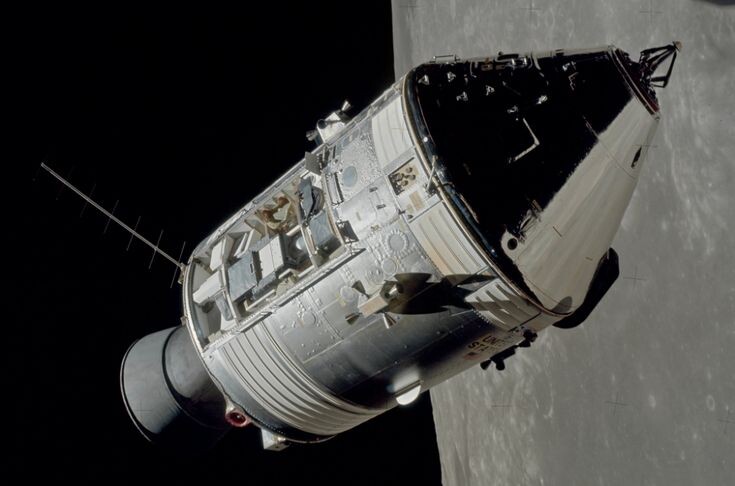 Вот же он, "Аполлон" - и без всяких глупостей вроде солнечных батарей. Да, умели раньше в США делать самодостаточную технику...