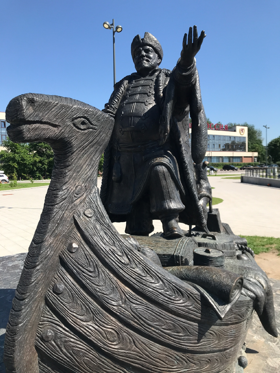 Памятник Новгородскому купцу. Находится на левом берегу Волхова напротив кремля. Авторское фото