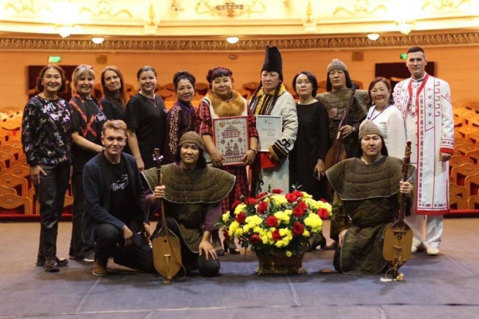    Артисты Национального театра Республики Алтай на межрегиональном фестивале. Источник: altai-republic.ru