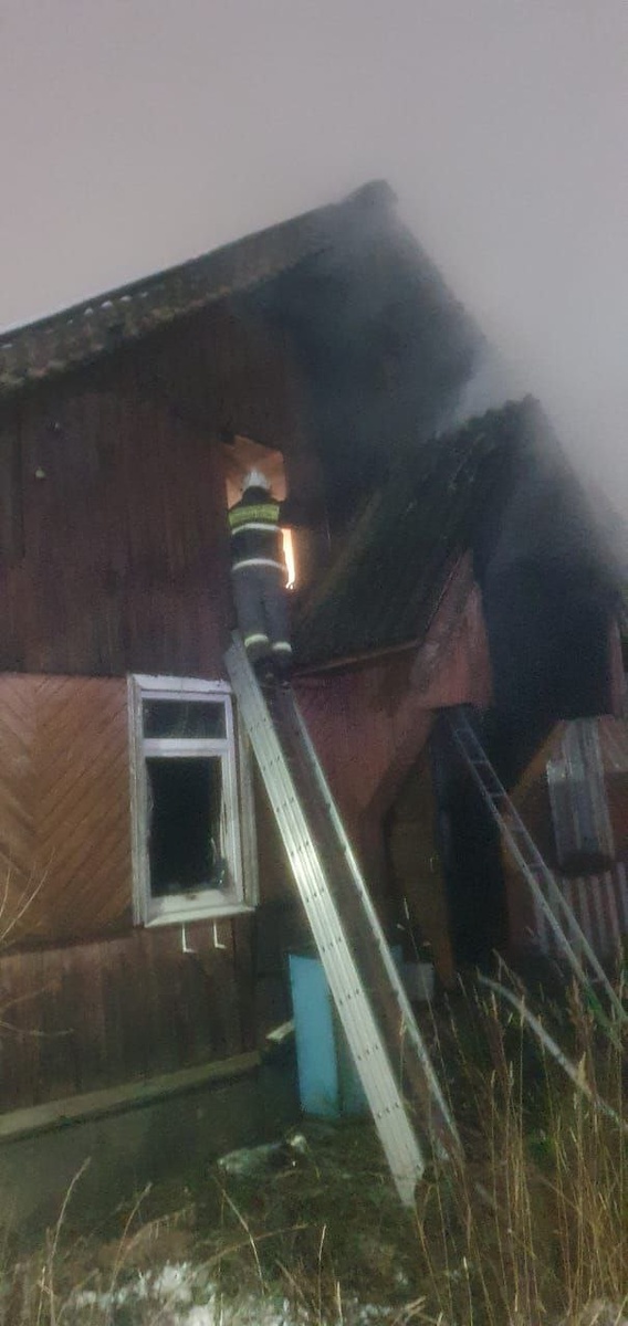    Деревянный дом полыхал около полуночи в МедвежьегорскеГоскомитет Карелии по безопасности
