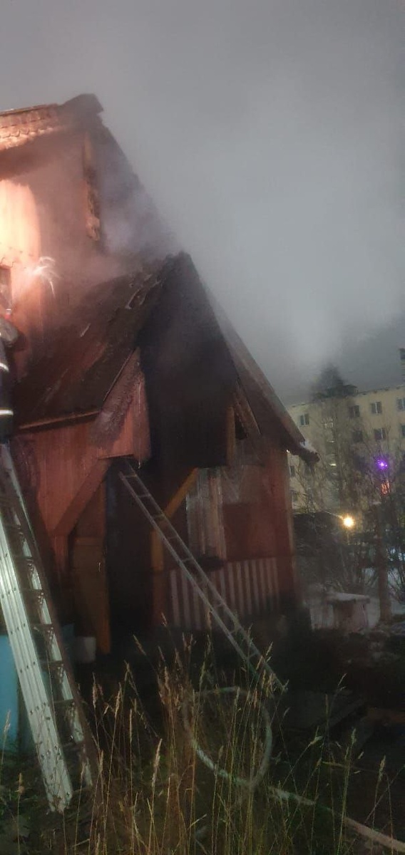    Деревянный дом полыхал около полуночи в МедвежьегорскеГоскомитет Карелии по безопасности