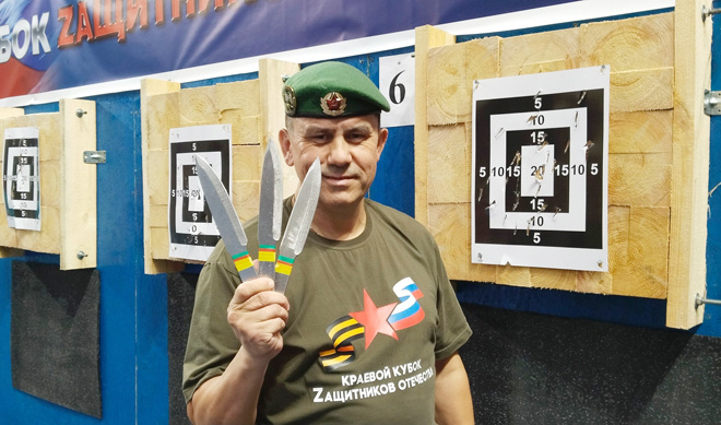 
Председатель ветеранской организации «Братство» Дмитрий Новокрещенных стал лучшим в спортивном метании ножей