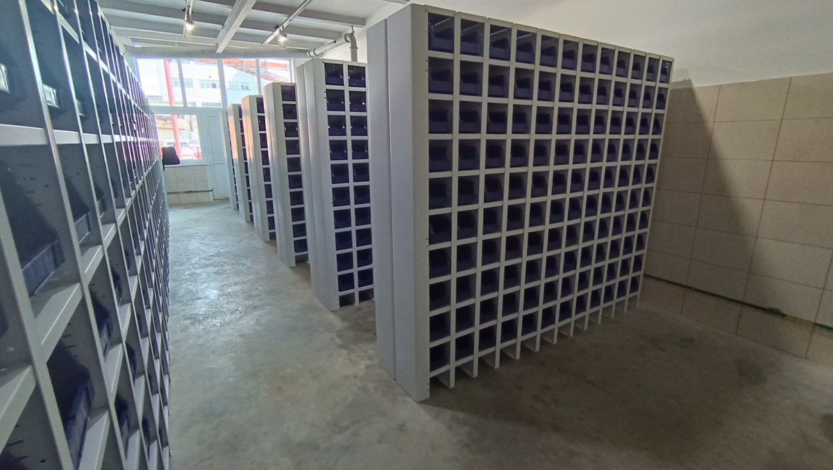 Металлические стеллажи с лотками для метизов ООО "Фирма "Сатурн"