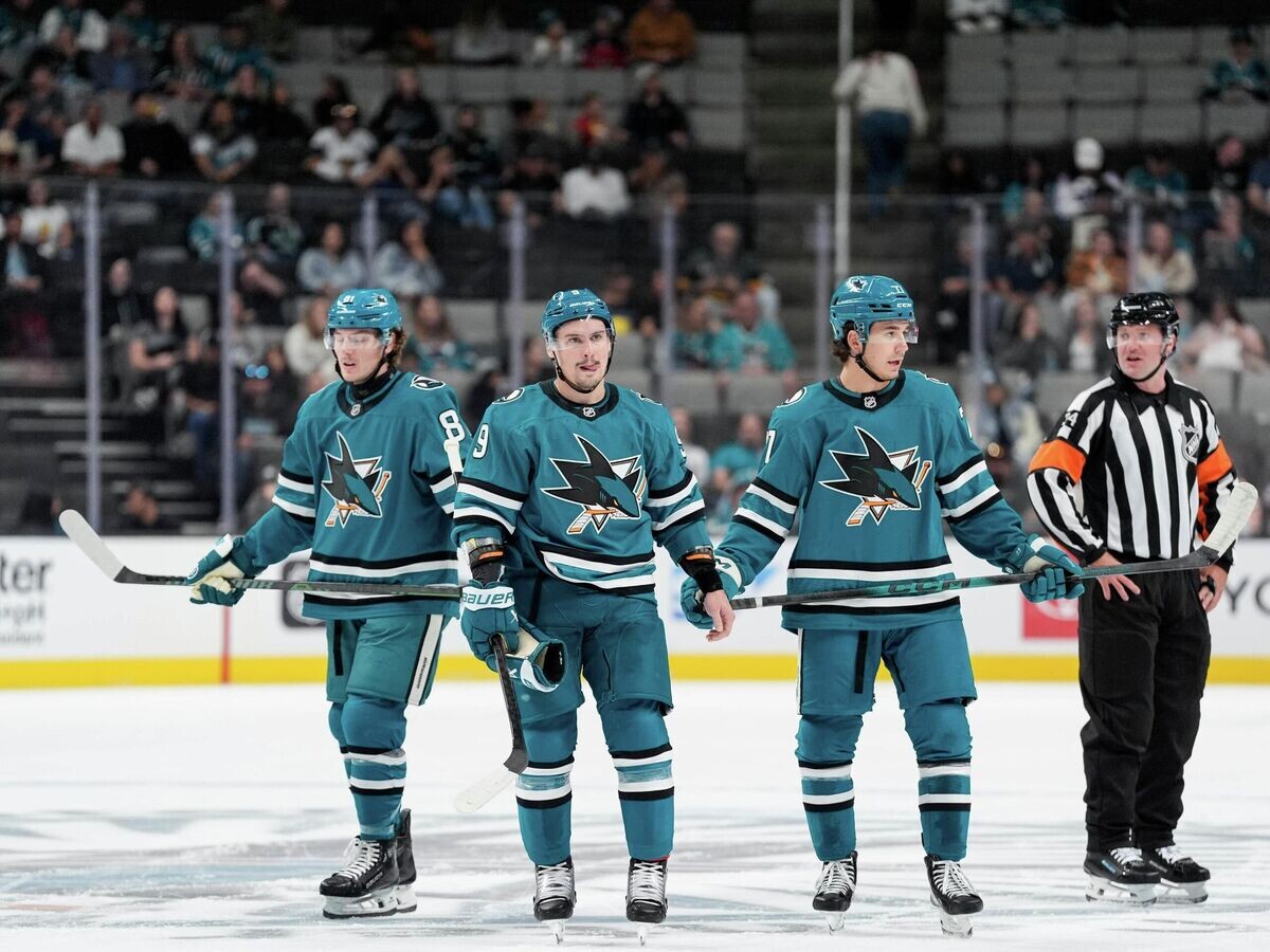    Хоккеист "Сан-Хосе Шаркс" Дмитрий Орлов (по центру)© Фото : x.com/sanjosesharks