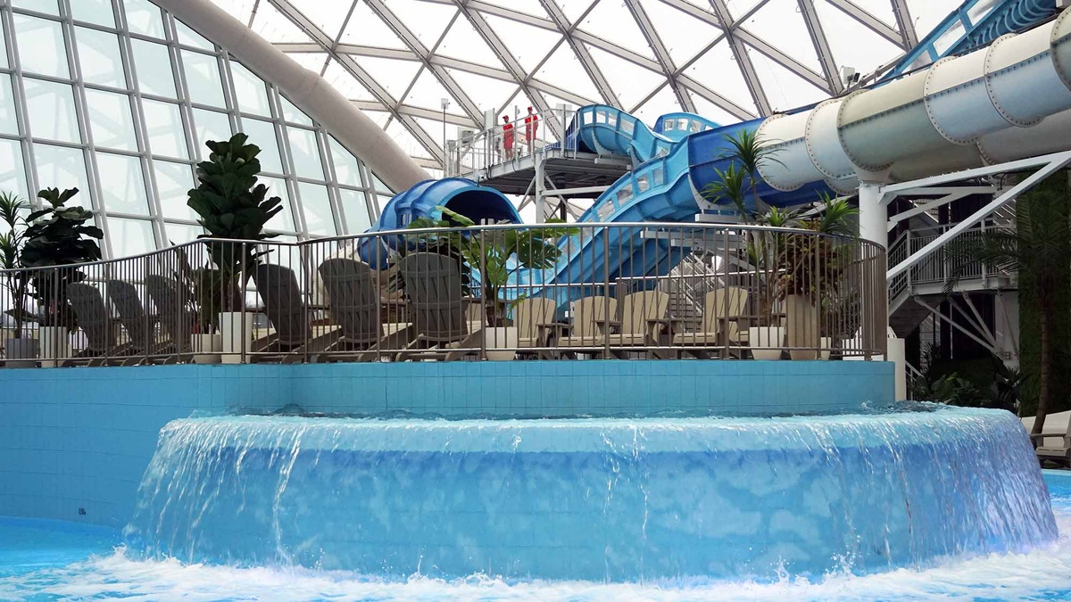 Стеклянный фасад аквапарка покрыт специальной пленкой, которая пропускает солнечные лучи и ультрафиолет. Здесь можно загорать круглый год!