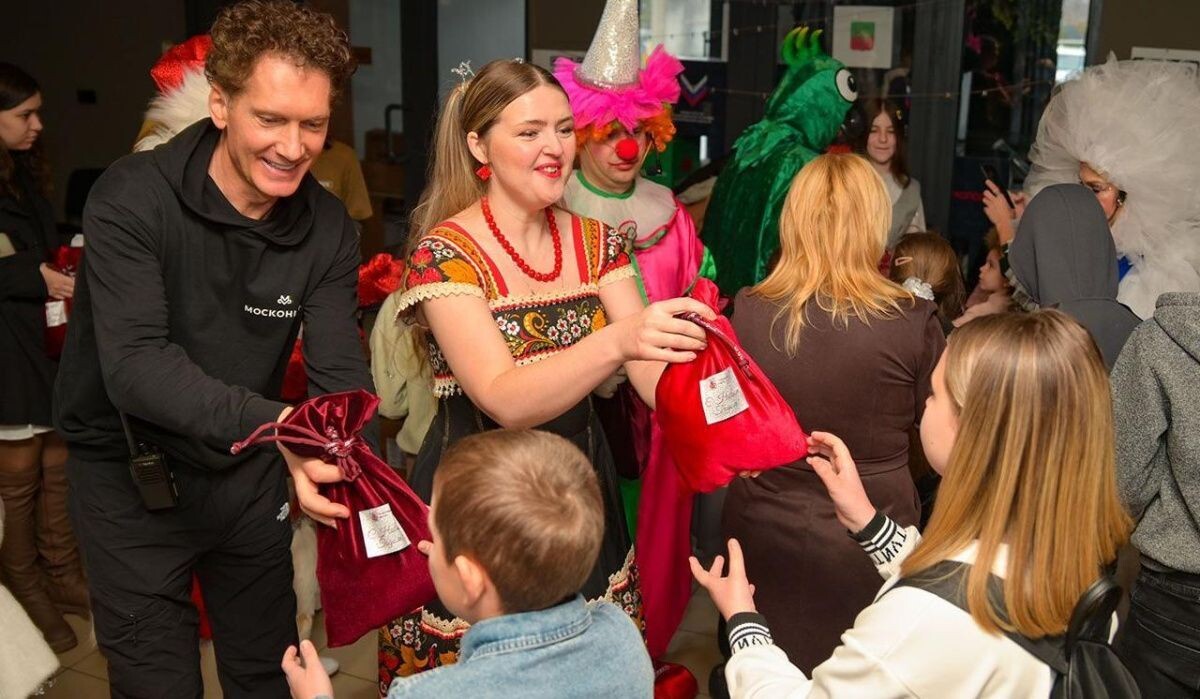     Раздача подарков. Источник: mos ru Автор фото: Пресс-служба Мэра и Правительства Москвы