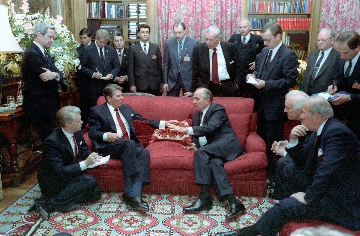 Фото: Рональд Рейган и Михаил Горбачев. Женева. 1985 год / archives.gov