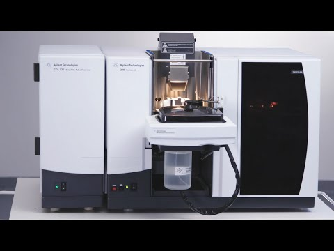 Тяжелые металлы определяются помощью атомно-абсорбционного спектрометра. К пробе продукта добавляется раствор азотной кислоты, в специальных емкостях помещается в микроволновую систему для разложения проб. В этой системе под давлением и с помощью микроволн проба полностью растворяется в азотной кислоте. После охлаждения эллюат из подготовленной пробы вносится в графитовую кювету спектрометра, устанавливается соответствущая лампа для нужного элемента. В течение 5 минут прибор выстраивает спектрограмму, по которой расчитывается содержание того или иного металла.