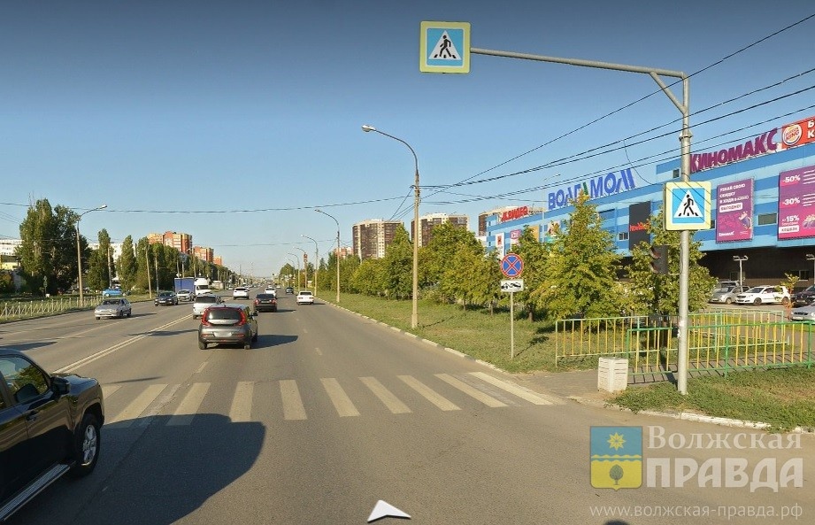 пешеходный переход у ТРК "Волгамолл". Скриншот с панорамы yandex.ru📷    Умер от травм: врачи Волжского не спасли 16-летнего студента, сбитого у «Волгамолла» водителем без прав
