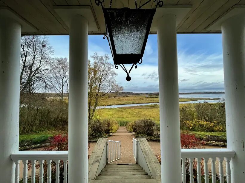     Вид с веранды усадебного дома в Михайловском на реку Сороть и заливные луга. © РИА Новости. Алексей Филиппов