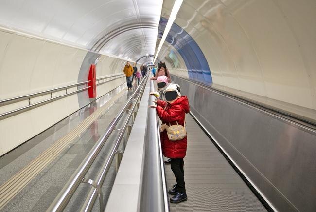 Категорически нельзя становиться лицом к поручням эскалатора или траволатора и перемещаться на них боком. (Фото отредактировано из этических соображений)