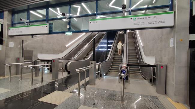 На эскалаторе нужно стоять с правой стороны по ходу движения и держаться за поручень