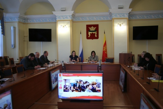 Тверские депутаты обсудили поддержку интересных школьных инициатив