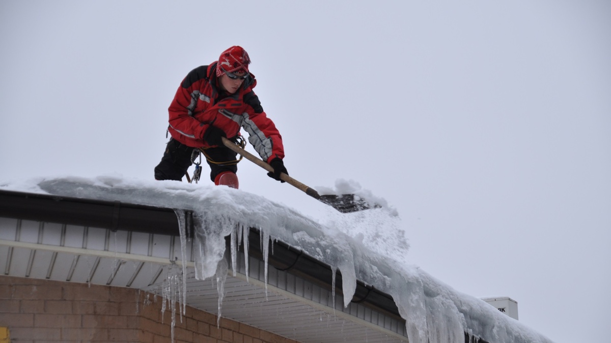 Очистка кровли от снега, наледи, сосулек: почему крыша зимой превращается в угрозу и как избежать аварий заранее