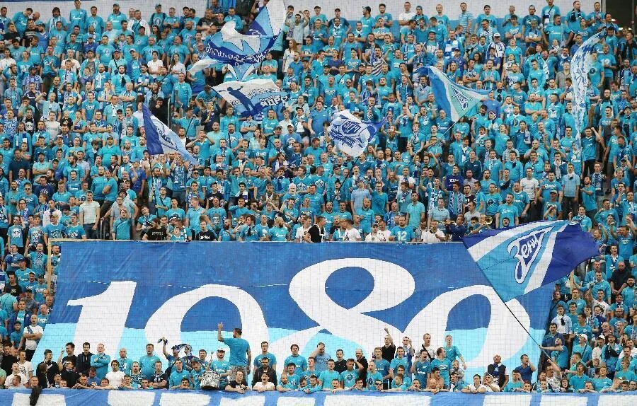 Болельщики «Зенита» до сих пор чтят первый успех любимой команды./ФОТО Петра КОВАЛЕВА/ТАСС