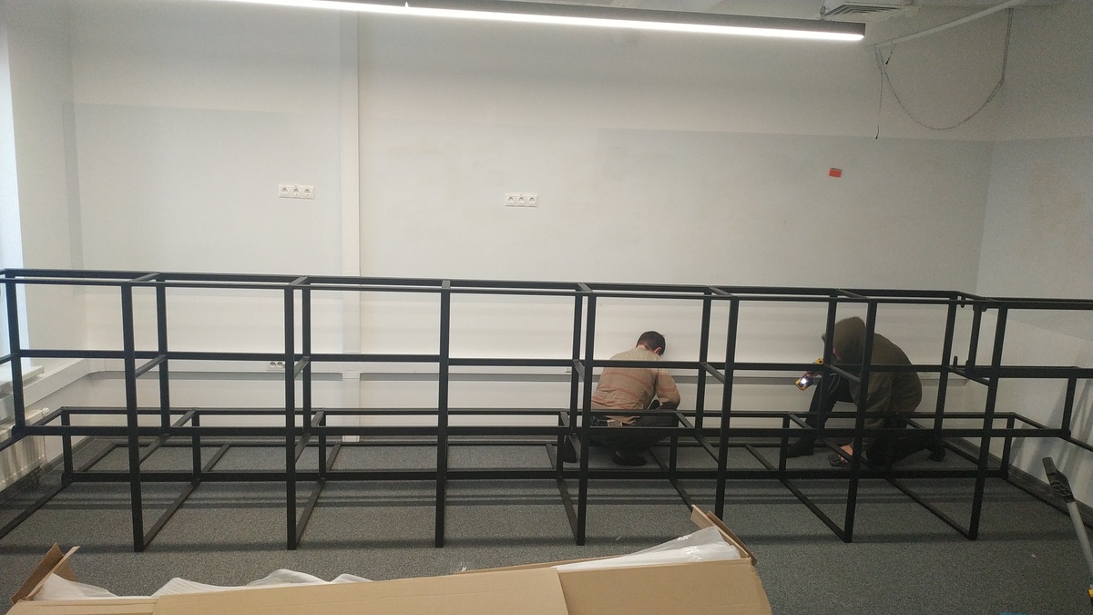 Металлокаркас собирается как конструктор из изготовленных в размер профилей с отверстиями под саморезы по металлу (идут в комплекте)