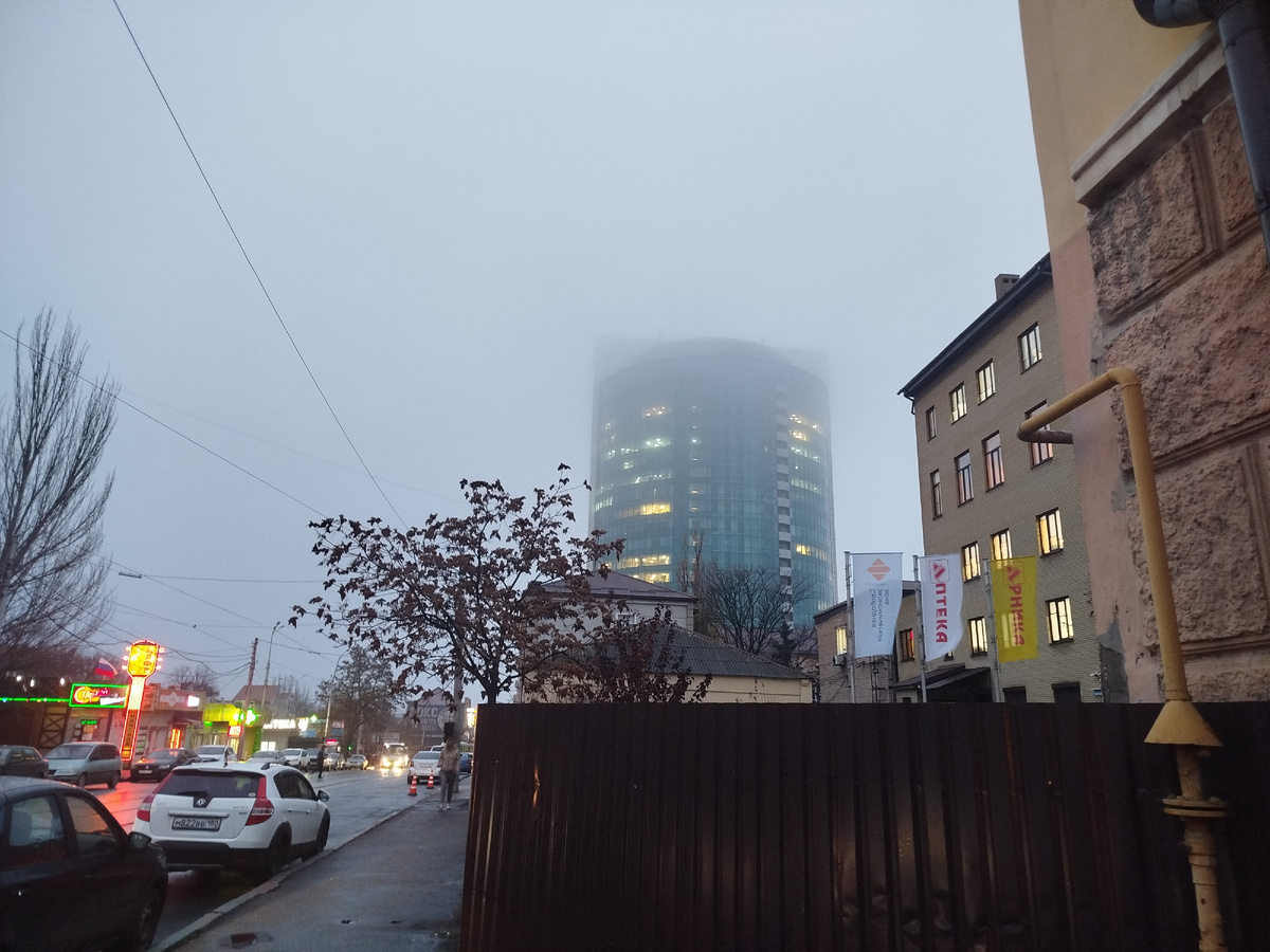 ТЦ "Green Plaza" в осеннем тумане.