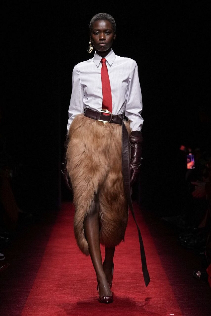 Мех во всех проявлениях, от шуб до сумок, воротников и оторочек. Листайте галерею.