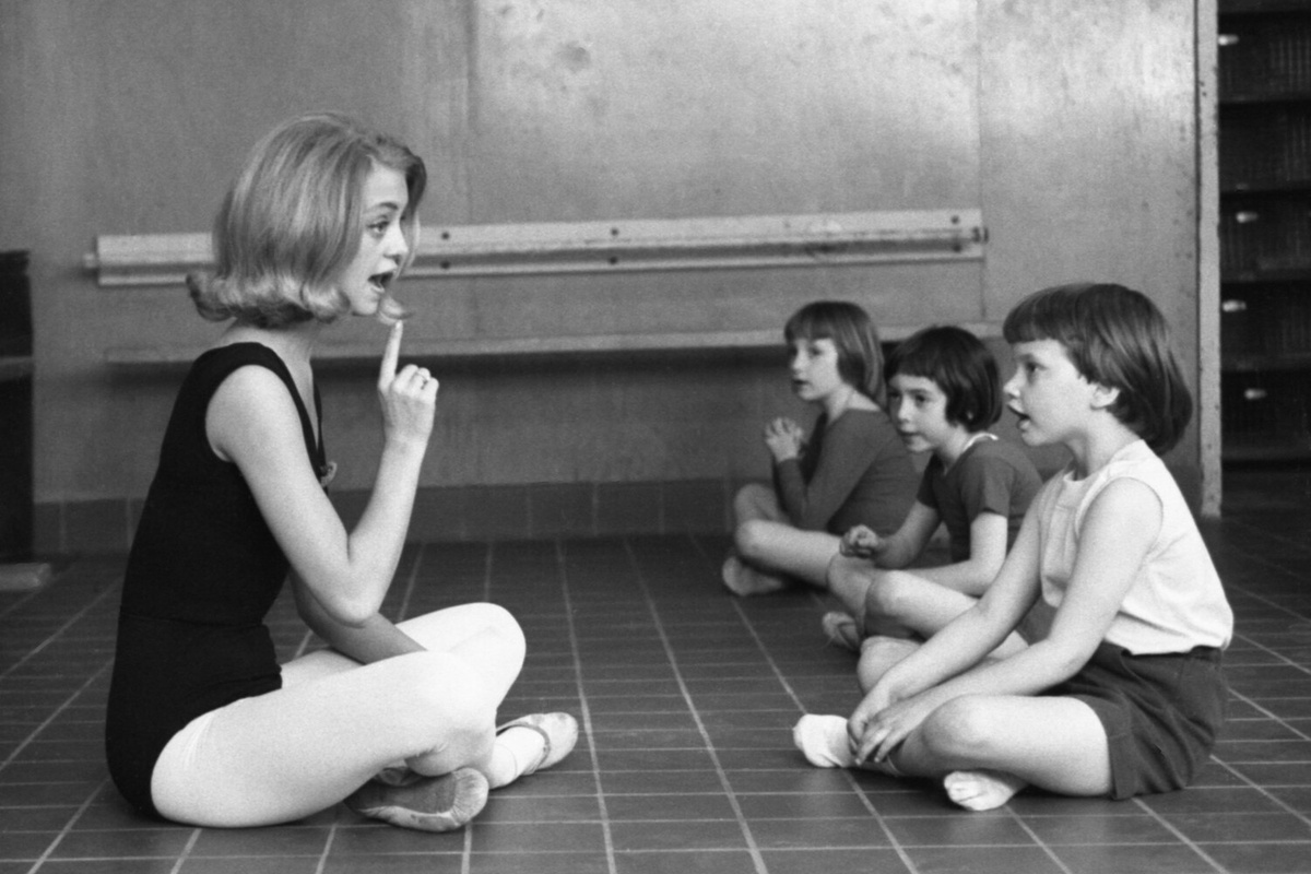 Американская танцовщица и преподаватель танцев, а также будущая звезда Голливуда Голди Хоун преподает танцы, Вашингтон, округ Колумбия, 6 мая 1964 года ©Joseph Klipple/Getty Images  📷
