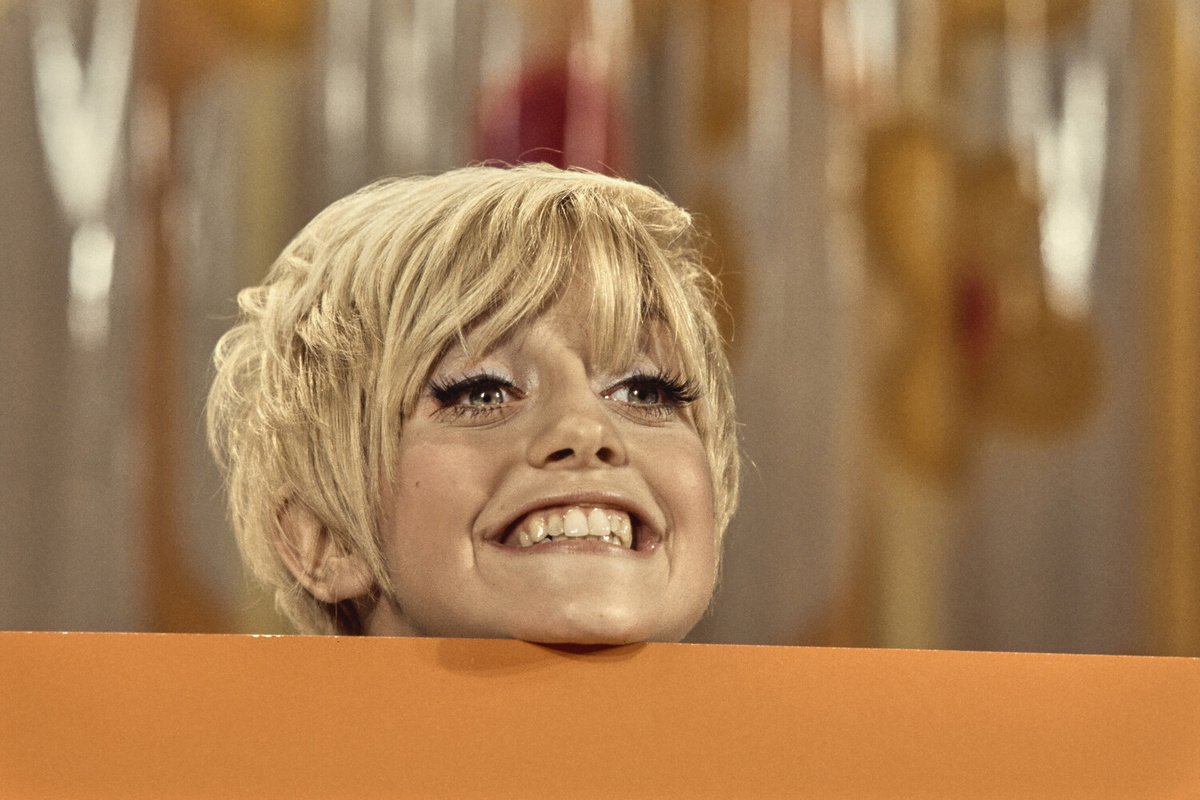 Американская актриса Голди Хоун выступает в программе Rowan & Martin's Laugh-In, США, 1968 год ©Michael Ochs Archives/Getty Images  📷