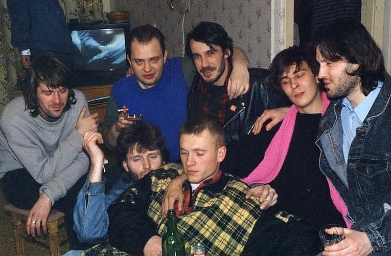 Музыканты - участники "Русского Прорыва" и их товарищи в декабре 1994 года (Новосибирск). Первый слева - И. Гуляев, рядом с ним Олег "Чех" Чеховский. Второй справа - Е. Кокорин. Также на снимке присутствуют Манагер (первый слева внизу), И. Жевтун (в центре в верхнем ряду), Вадим "Чёрный Лукич" Кузьмин (крайний справа).