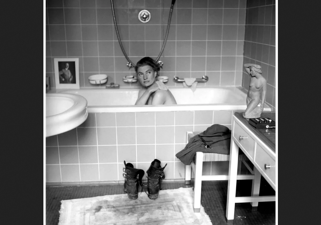 Ли Миллер в ванне в квартире Адольфа Гитлера в Мюнхене, фотография Дэвида Э. Шермана, 1945 год