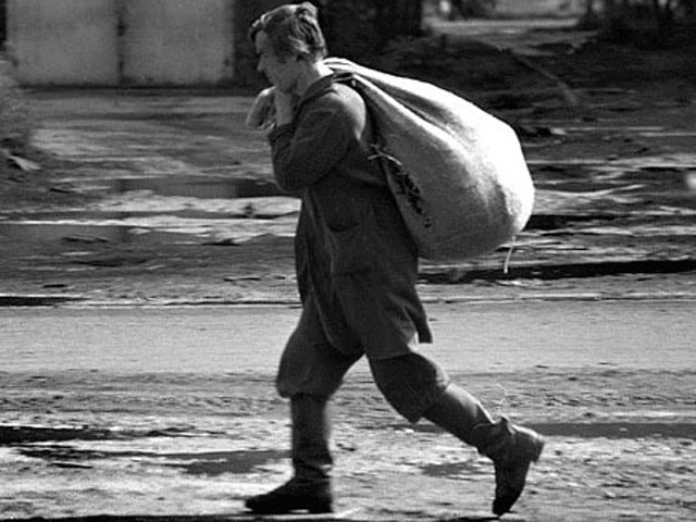 Сибиряк взял на разведку обычный мешок. Спустя сутки он вытряхнул содержимое перед генералом и получил Золотую Звезду