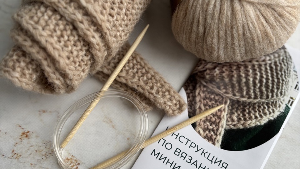 Вяжем миниатюрный шарфик: описание вязания и новый набор.