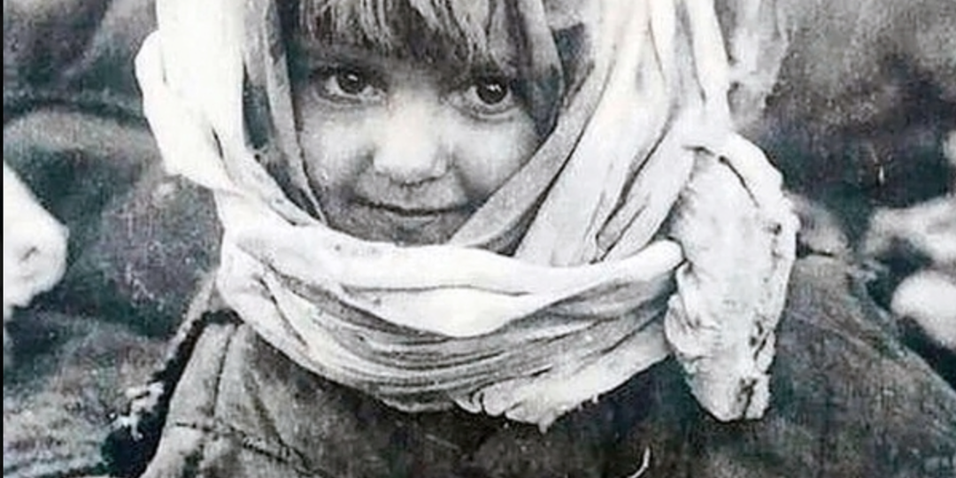 Пятилетняя девочка улыбнулась немцу с автоматом. Через три года её снимок стал доказательством в Нюрнберге