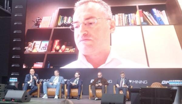 На фо­то: на эк­ра­не - зам­ми­нис­тра фи­нан­сов РФ Иван Че­бес­ков, сле­ва нап­ра­во: ге­нераль­ный ди­рек­тор Ас­со­циа­ции про­мыш­лен­но­го май­нин­га Сер­гей Без­де­лов, за­мес­ти­тель ди­рек­то­ра по ин­фор­ма­цион­ным и циф­ро­вым тех­но­логиям "Ро­сато­ма" Ан­дрей Ко­ролев, на­чаль­ник Уп­рав­ле­ния ре­гис­тра­ции и уче­та на­логоп­ла­тель­щи­ков ФНС Рос­сии Де­нис Кузь­ми­чев, де­пута­ты Гос­ду­мы РФ Ан­тон Го­рел­ки и Ан­тон Тка­чев