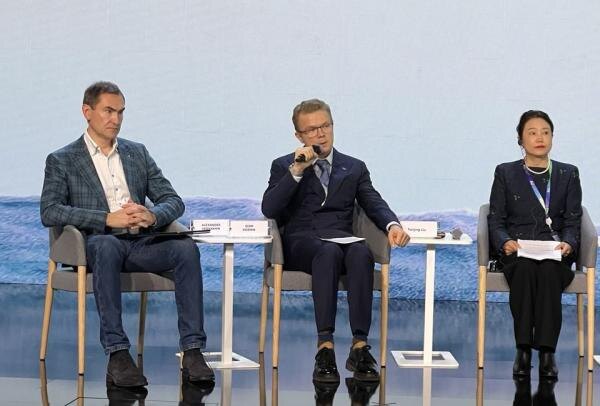 Кон­фе­рен­ция по ис­кусс­твен­но­му ин­тел­лек­ту и ма­шин­но­му обу­чению Artificial Intelligence Journey 2025. На фо­то: в цен­тре - гла­ва меж­ду­народ­но­го про­мыш­лен­но­го сот­руд­ни­чес­тва ЮНИ­ДО в Рос­сии Игорь Ко­жин, спра­ва - пред­ста­витель ко­мите­та ком­му­нис­ти­чес­кой пар­тии Ки­тая и Шан­хай­ско­го ис­сле­дова­тель­ско­го ин­сти­тута ИИ Лю Янь­цзин (Фо­то ComNews)