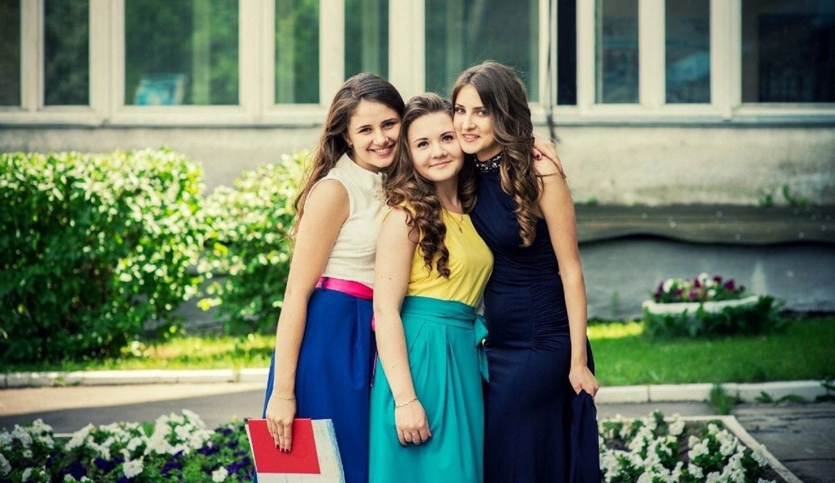 Фото: выпускница Таня Кашина (фамилия при рождении) с подругами Юлей и Катей