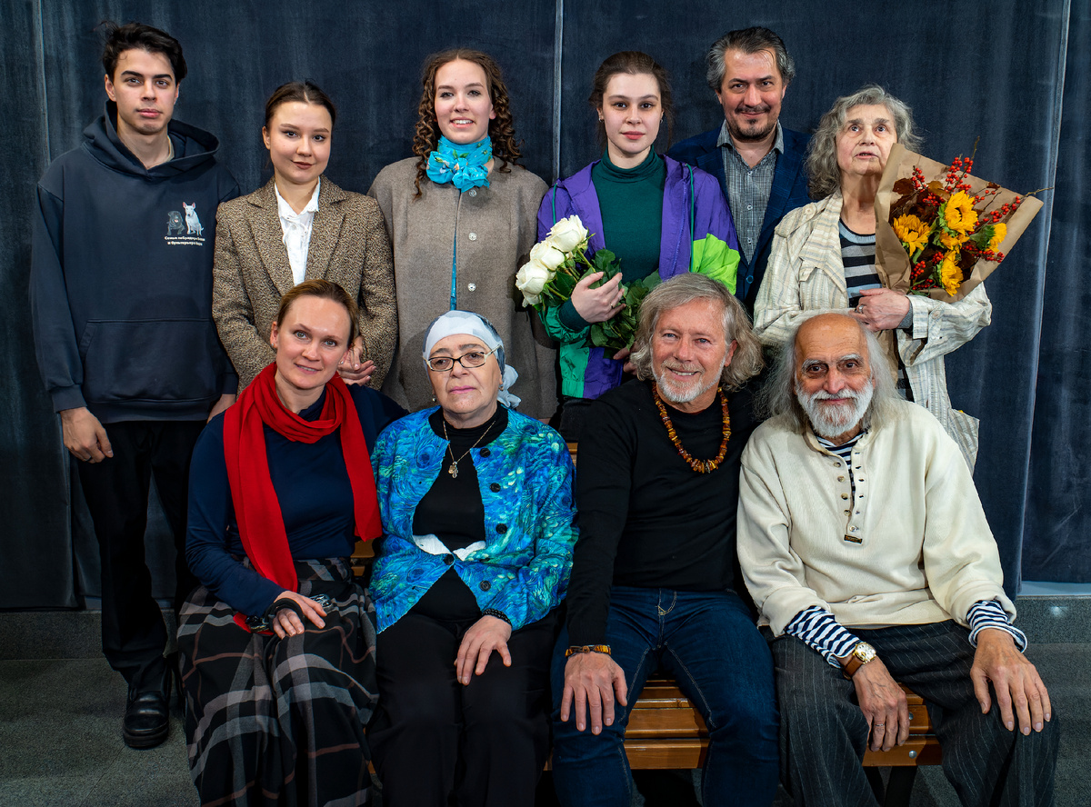 Перед спектаклем "Набережная" на берегу Международного театрального форума «Золотой Витязь». Фото. Александра Беланова.