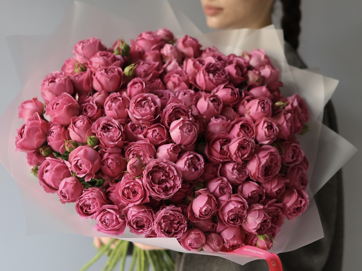 Букет из кустовых пионовидных роз Мисти Баблс