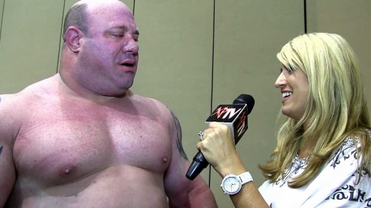 Скотт смотрит на барышню, как на еду.