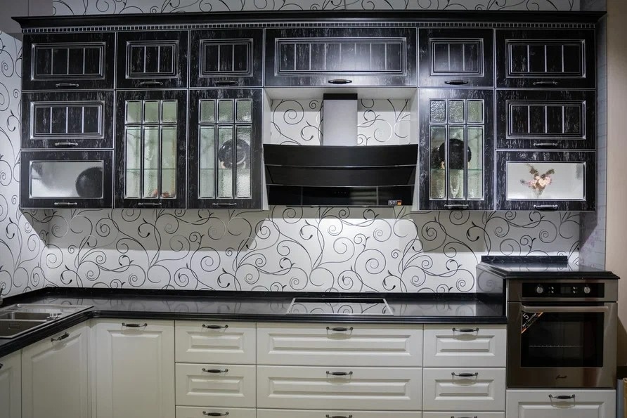 Ручки-скобы на всех фасадах (по нынешним меркам многовато) — винтажная кухня БЕЛЛА (МДФ+ПВХ)