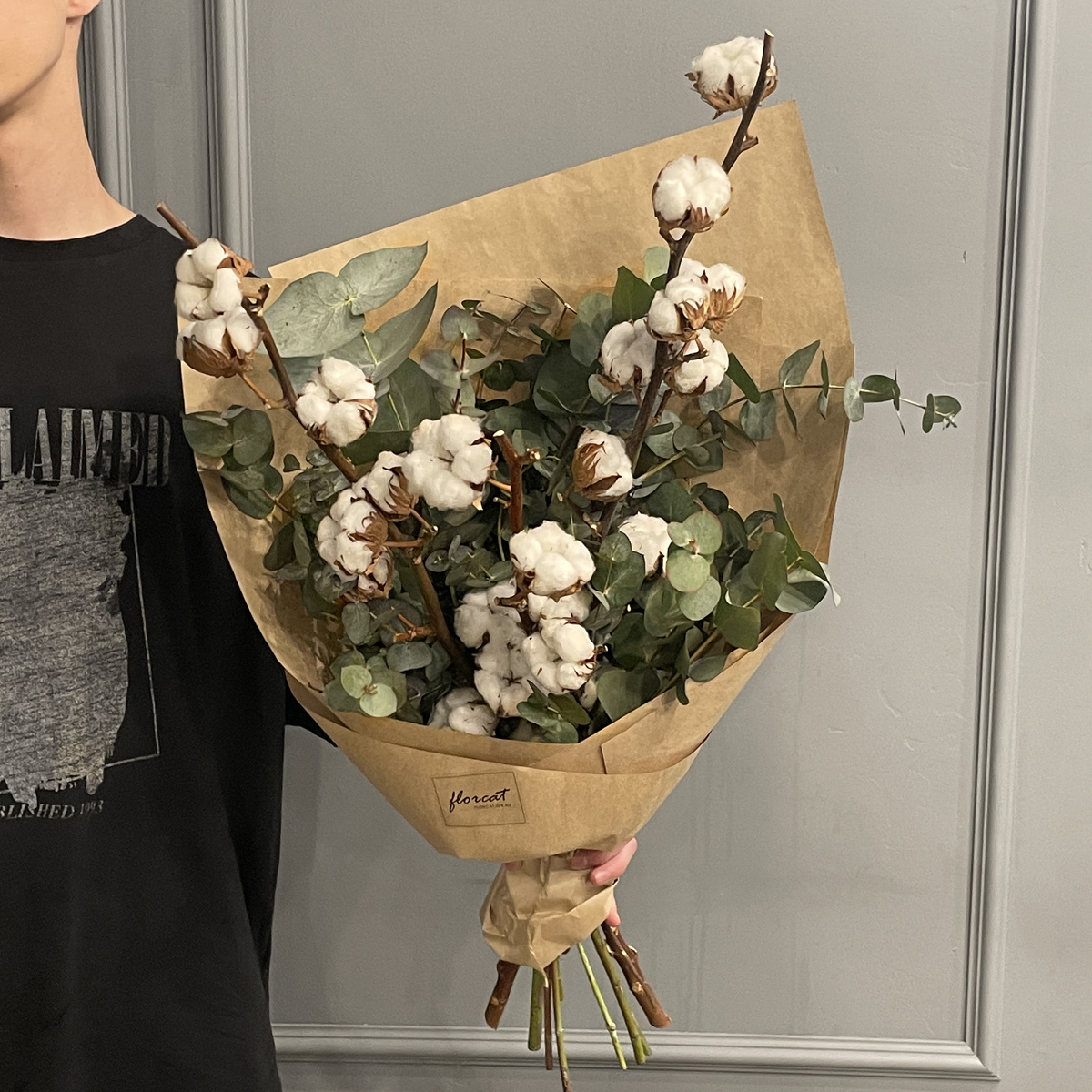 Букет из хлопка с ветками эвкалипта