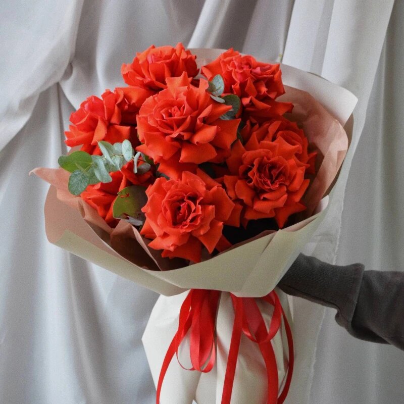 Французские розы - это результат ручной обработки обычных роз, при которой наружные лепестки аккуратно выворачивают, создавая пышный, объемный бутон