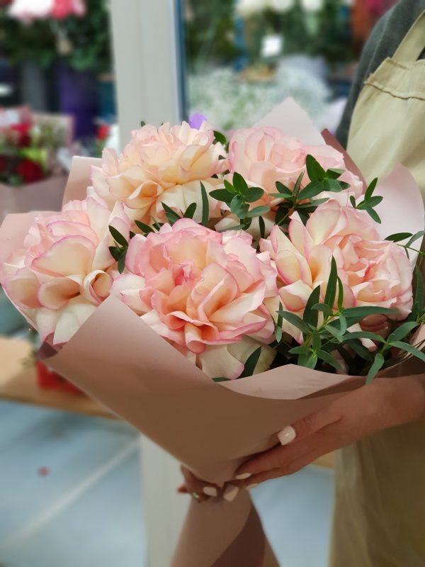 Французкие розы с ветками фисташки - воздушный букет