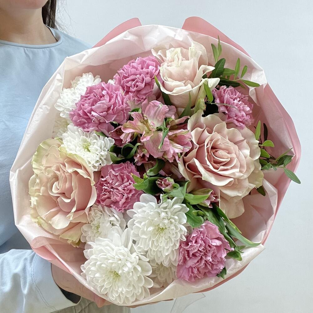 В букете - французская роза, хризантема, альстромерия, гвоздика, фисташка