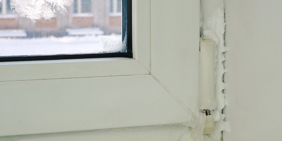 Что делать, если из пластикового окна дует зимой: как найти причину и устранить её?