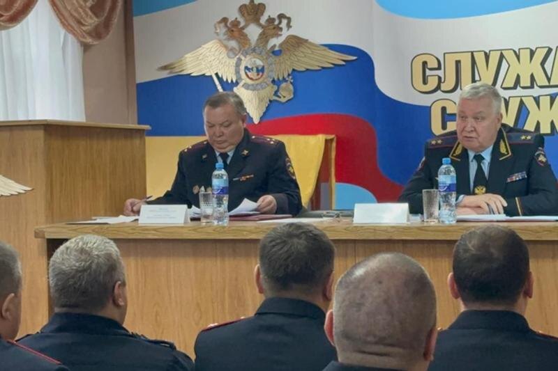    Начальник ГУ МВД России по Свердловской области Валерий Горелых. Начальник областного полицейского главка Александр Мешков (справа) во время визита в Первоуральск