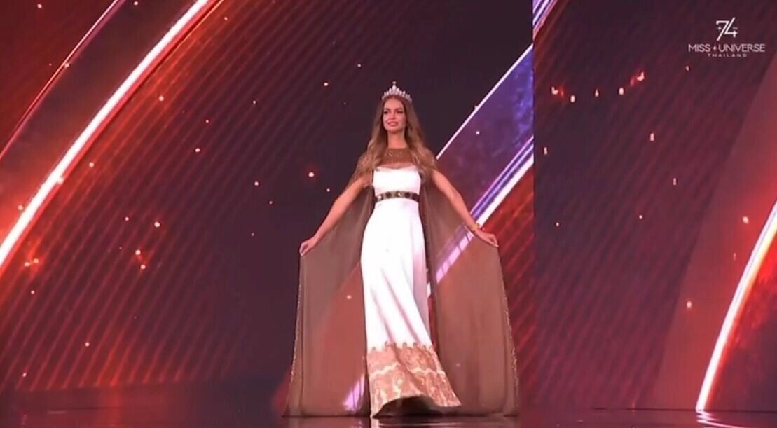 Платье Анастасии Вензы на конкурсе "Мисс Всеенная - 2025" - белое с золотом и накидкой кто-то посчитал слишком простым, кто-то достойным